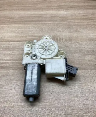 Toyota Avensis T250 Rear door window regulator motor 0130822032 999060101