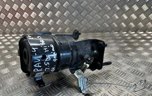 Toyota RAV 4 (XA50) Engine mount bracket