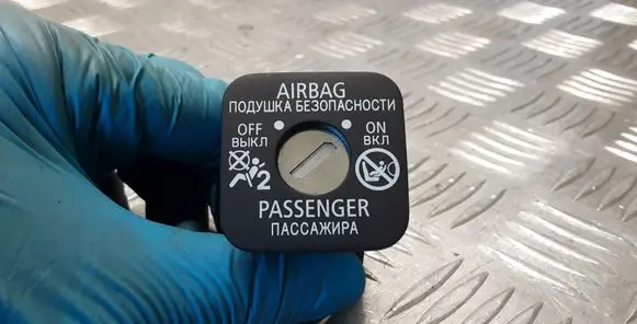 Mitsubishi Outlander Passenger airbag on/off switch 2020T79