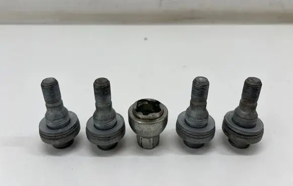 Peugeot 3008 III Anti-theft wheel nuts and lock 