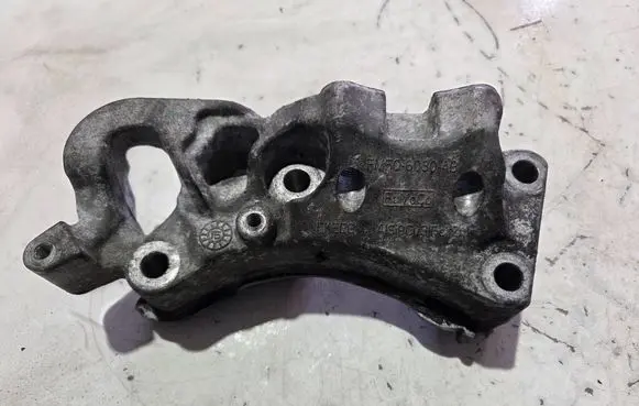Engine mounting bracket