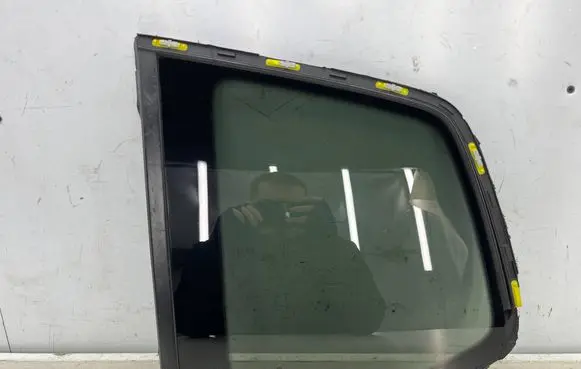 Volkswagen Touran III Rear side window 