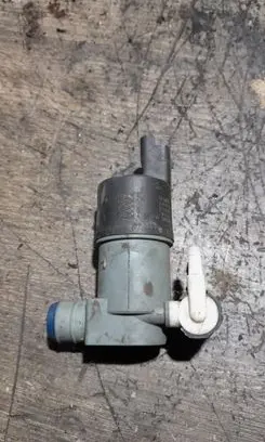 Nissan Qashqai Windscreen/windshield washer pump 681155