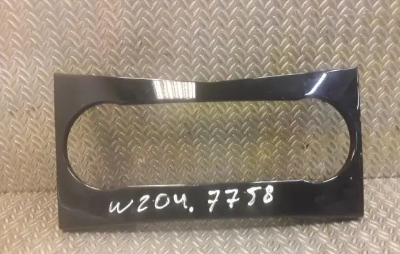 Mercedes-Benz C W204 Other center console (tunnel) element 2046800390 A2046800390