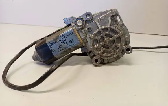 Audi 100 S4 C4 Front door window regulator motor 4A0959802