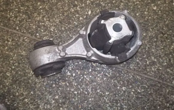 Nissan X-Trail T31 Engine mount bracket F6226140