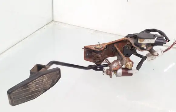 Accelerator throttle pedal