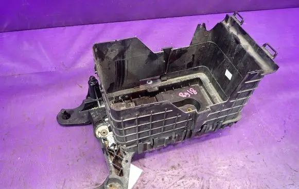 Volkswagen PASSAT CC Battery box tray 1K0915333H