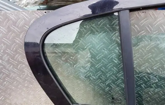 Rear vent window glass