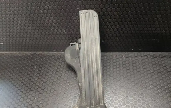 Accelerator throttle pedal