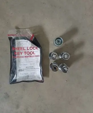 Ford Explorer VI Anti-theft wheel nuts and lock 81364