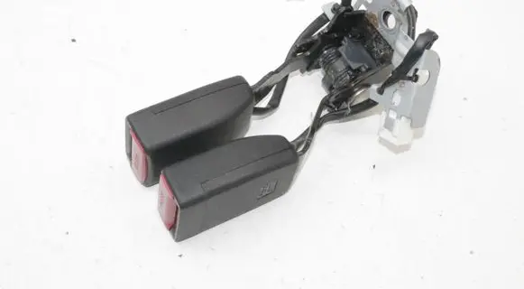Mazda CX-5 Middle seatbelt buckle (rear) 