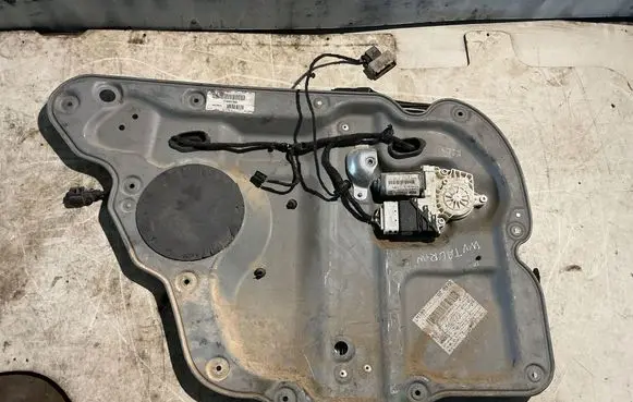 Volkswagen Touran I Rear window lifting mechanism without motor 1T0839729G 00228815