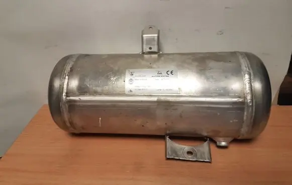 Volkswagen Touareg I Air suspension tank/reservoir 7L0616202A
