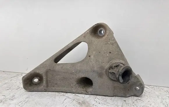 Engine mounting bracket