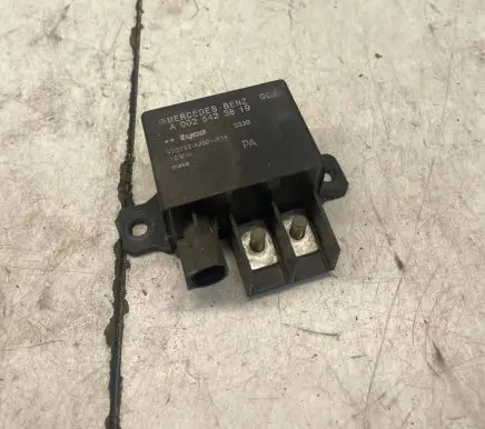 Mercedes-Benz E W211 Charging relay A0025423819 V23132A2001X14
