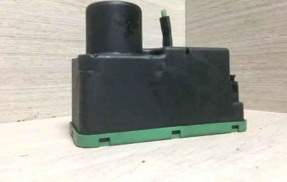 Volkswagen PASSAT B4 Central locking vacuum pump 3A0962257