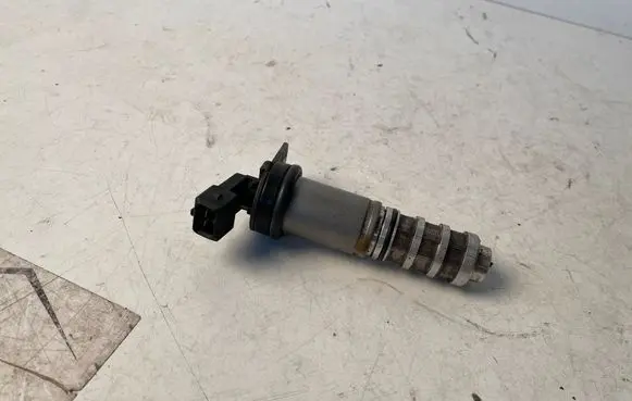 BMW 5 F10 F11 Camshaft vanos timing valve 8605123 13151880
