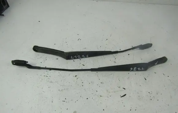 Volkswagen PASSAT B6 Front wiper blade arm 