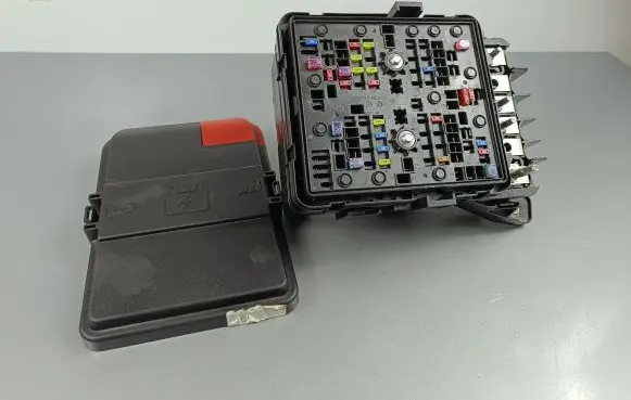 Jeep Grand Cherokee WL Fuse module 68347003AE
