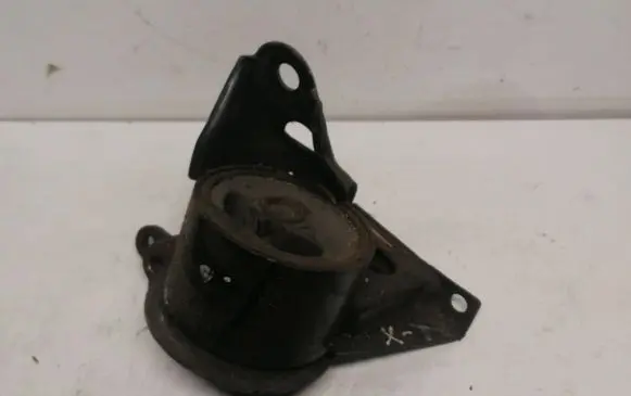 Nissan X-Trail T30 Engine mount bracket