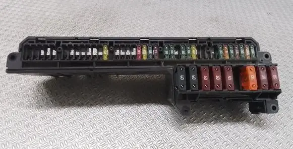 BMW 5 E60 E61 Fuse module 15613290