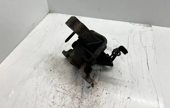 Toyota RAV 4 (XA30) Engine mount bracket 