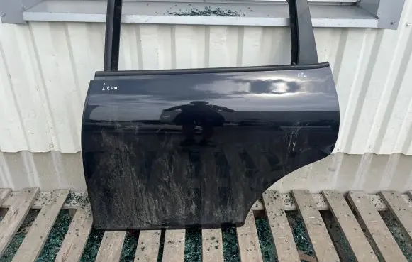 Seat Leon (1P) Rear door