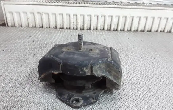 Mitsubishi Pajero Engine mount bracket