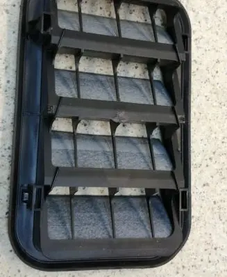 Quarter panel pressure vent
