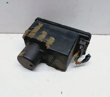 Audi 80 90 B3 Central locking vacuum pump 443862257D
