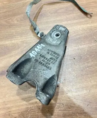 BMW 5 E60 E61 Engine mounting bracket 6770634