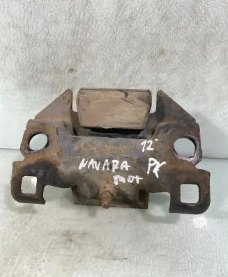 Nissan Navara D40 Engine mount bracket