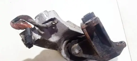 Honda FR-V Engine mount bracket