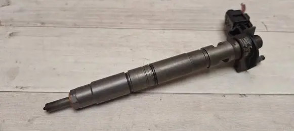 Volkswagen PASSAT B6 Fuel injector 03L130277