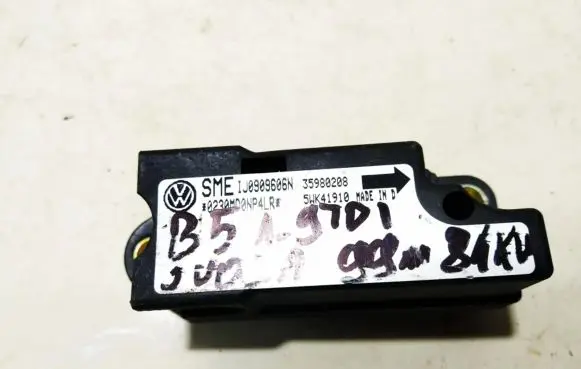 Volkswagen PASSAT B5 Airbag deployment crash/impact sensor 1j0909606n 38970203