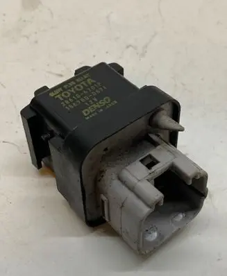 Toyota RAV 4 (XA40) Glow plug pre-heat relay 2861067010 1567000671