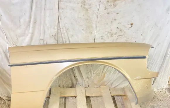 Mercedes-Benz W123 Fender CHAMPAGNEMETALLICPAINT473U
