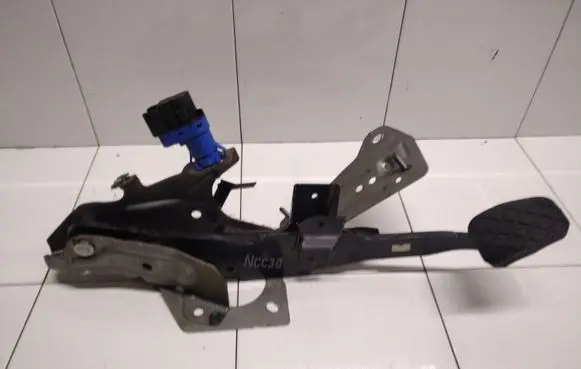 Mazda 5 Brake pedal