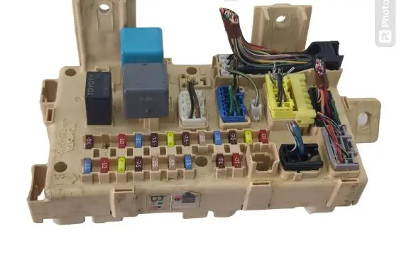 Toyota Avensis T250 Fuse module 82641CA010F 2290459445 04071510282801
