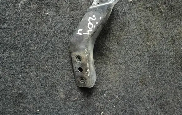 Mercedes-Benz C W204 Front bumper mounting bracket A2046200285