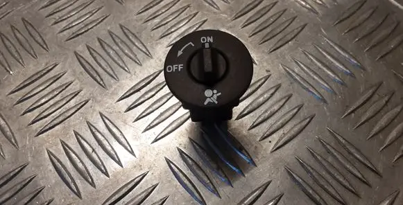 Passenger airbag on/off switch