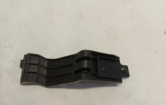 Rear bumper mounting bracket