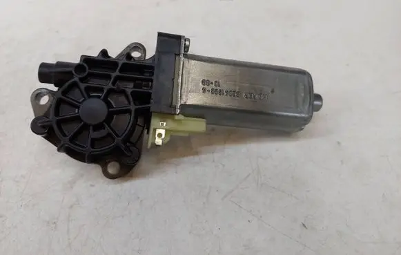 Mercedes-Benz C W204 Seat adjustment motor 0390203002 82041898