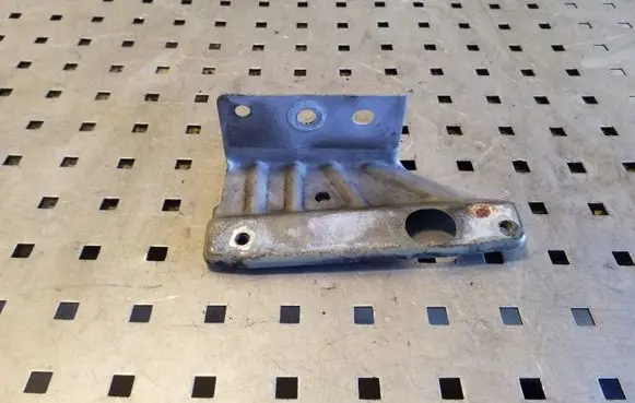 Fender mounting bracket