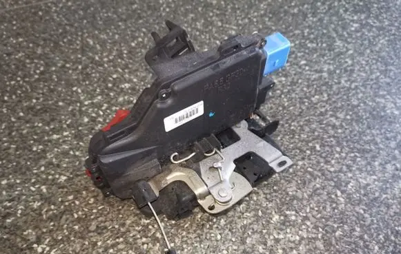 Volkswagen Golf V Rear door lock 7L0839016