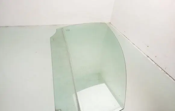 Volvo V50 Front door window glass four-door AS2