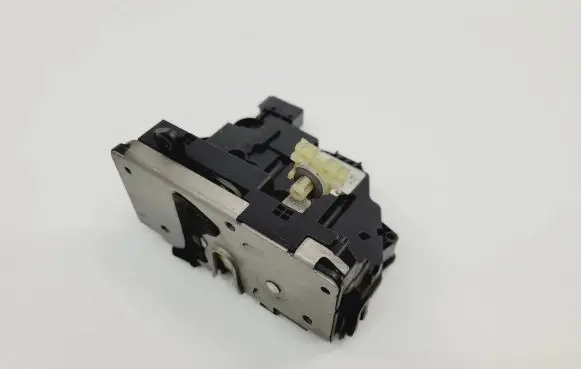 Opel Meriva B Front door lock 1325827