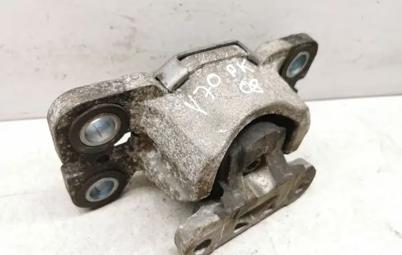 Volvo V70 Engine mount bracket