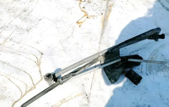 Opel Astra F Front wiper linkage and motor